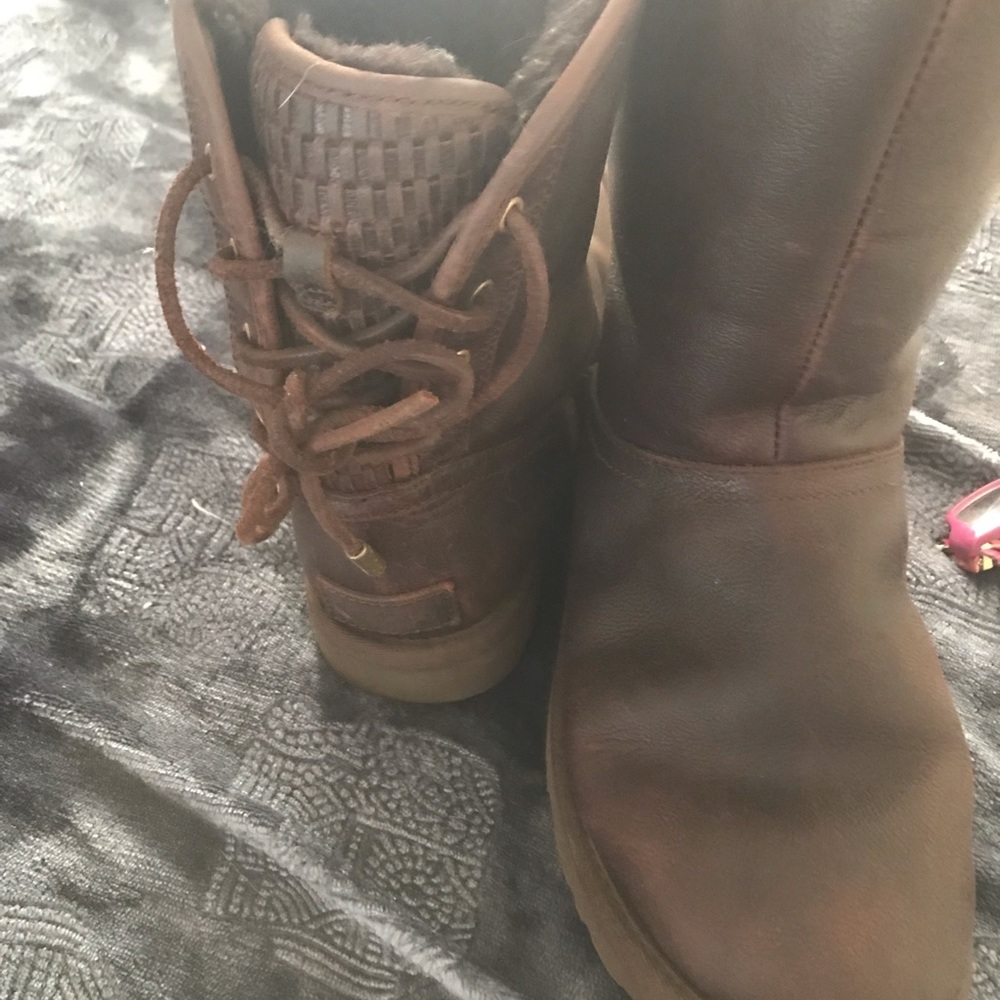 UGG size 7 FUR LINED distressed leather